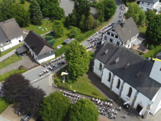 schuetzenfest sonntag festzug ehrendenkmal