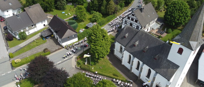 schuetzenfest sonntag festzug ehrendenkmal